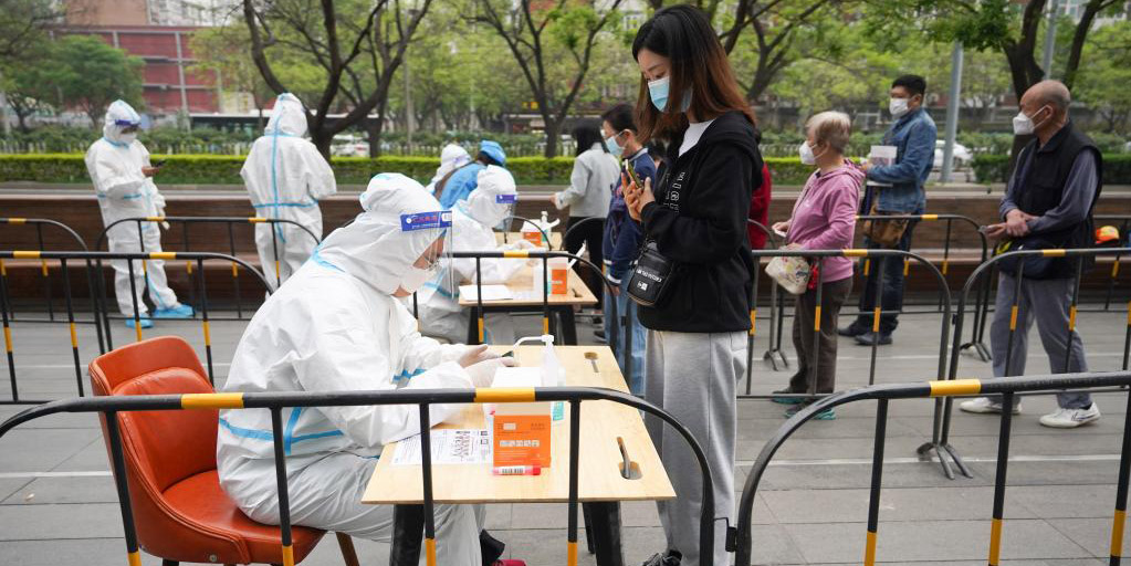 Moradores recebem testes de ácido nucleico no Distrito de Chaoyang, em Beijing