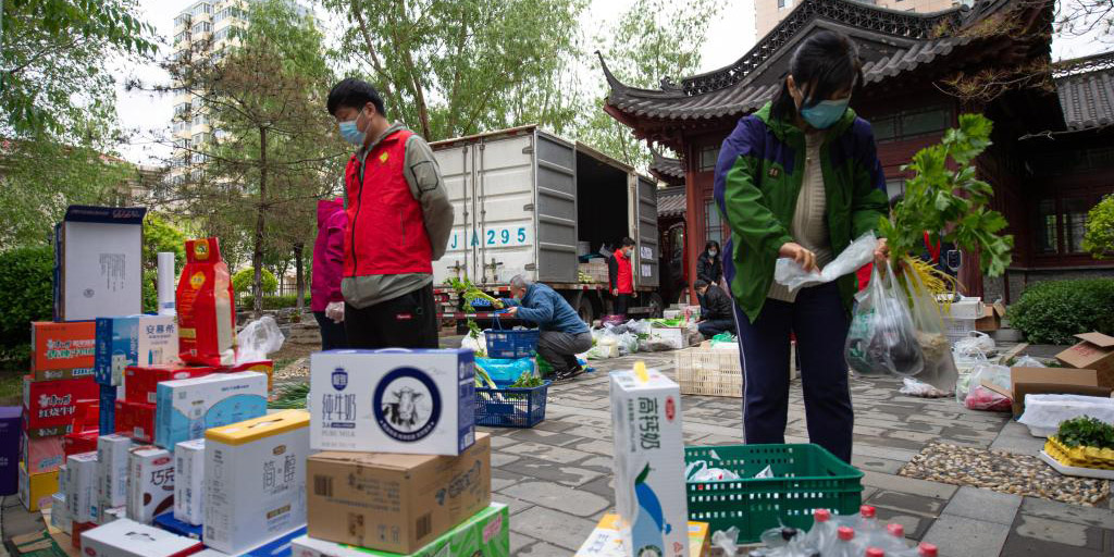 Pessoas de diferentes profissões lutam contra a COVID-19 em Beijing