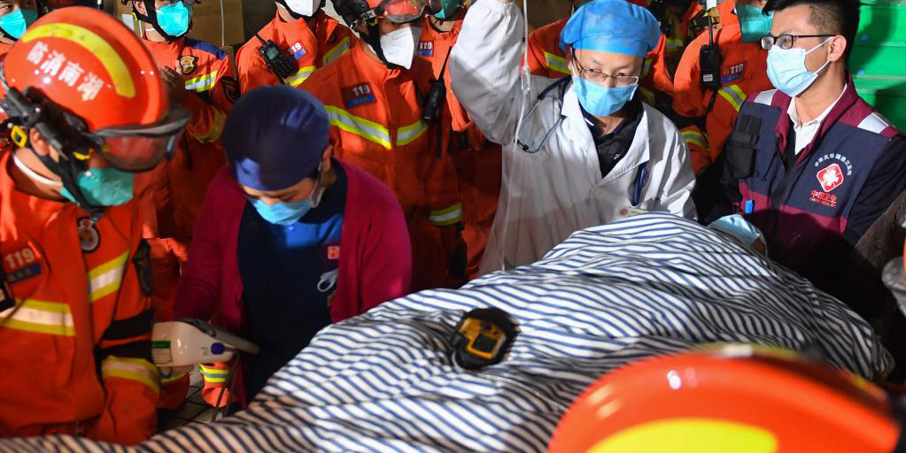 9ª sobrevivente é resgatada após desabamento de prédio no centro da China