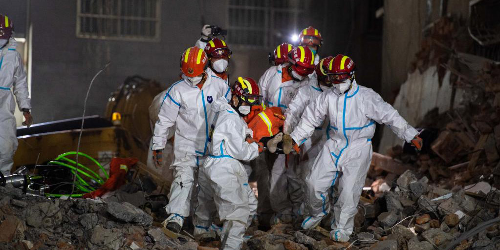 São resgatadas 10 pessoas e morrem cinco no desabamento de prédio na China central