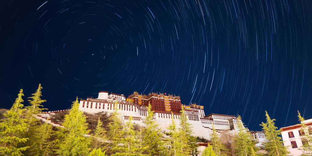 Fotos: rastro de estrelas sobre o Palácio de Potala no Tibet