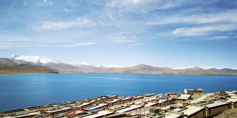 Paisagem da Aldeia de Tuiwa à beira do Lago Puma Yumco no Tibet