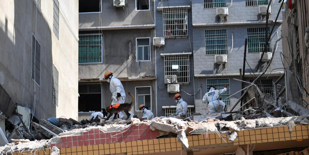 Número de mortos em desmoronamento de edifício no centro da China sobe para 26