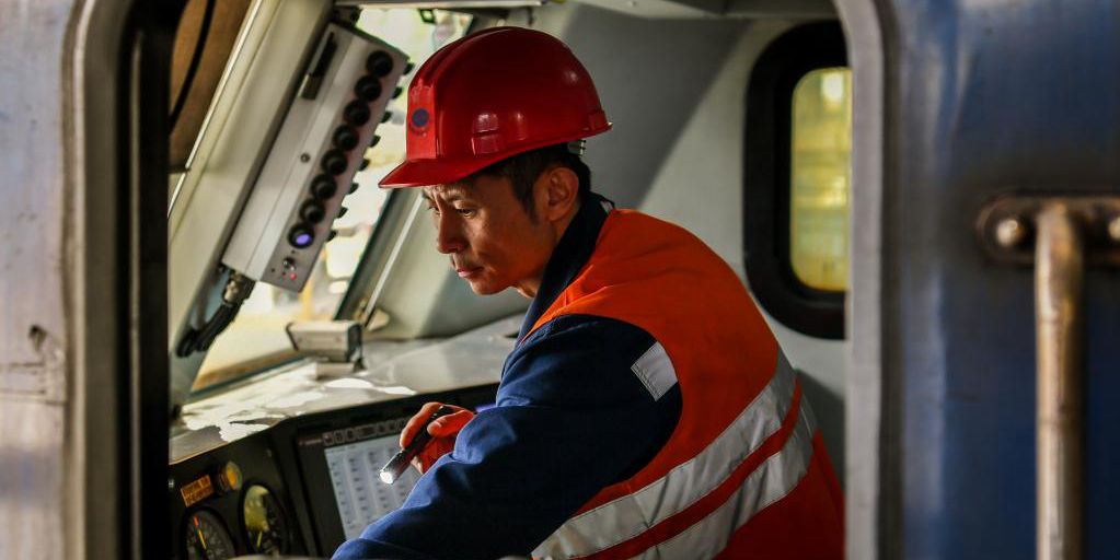 Trens de carga recebem manutenção regular na província chinesa de Shanxi