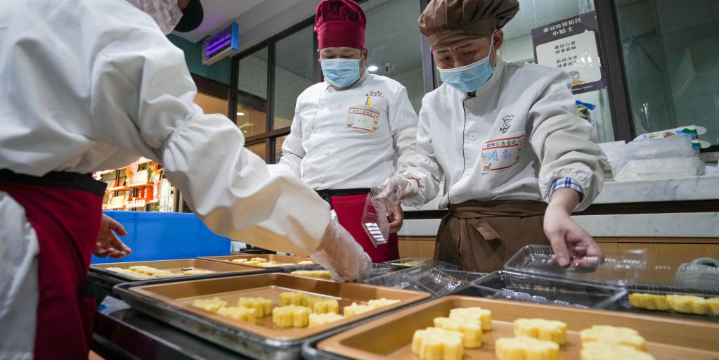 Portadores de deficiência mental recebem treinamento e emprego em padaria de Nanjing