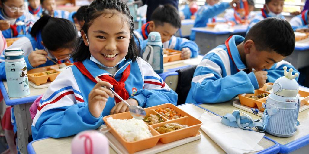 Tibet oferece refeições nutritivas a escolas primárias de Lhasa