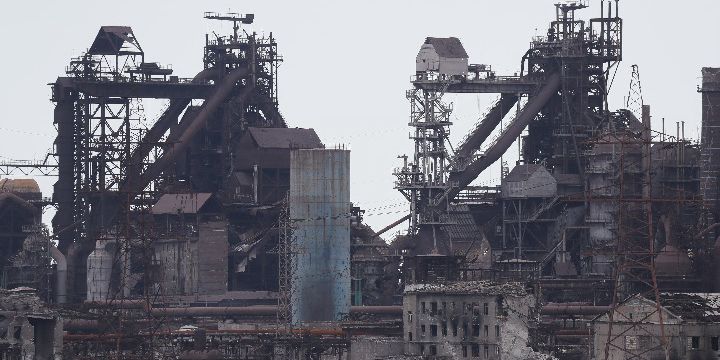 Forças russas "liberam completamente" siderúrgica Azovstal em Mariupol