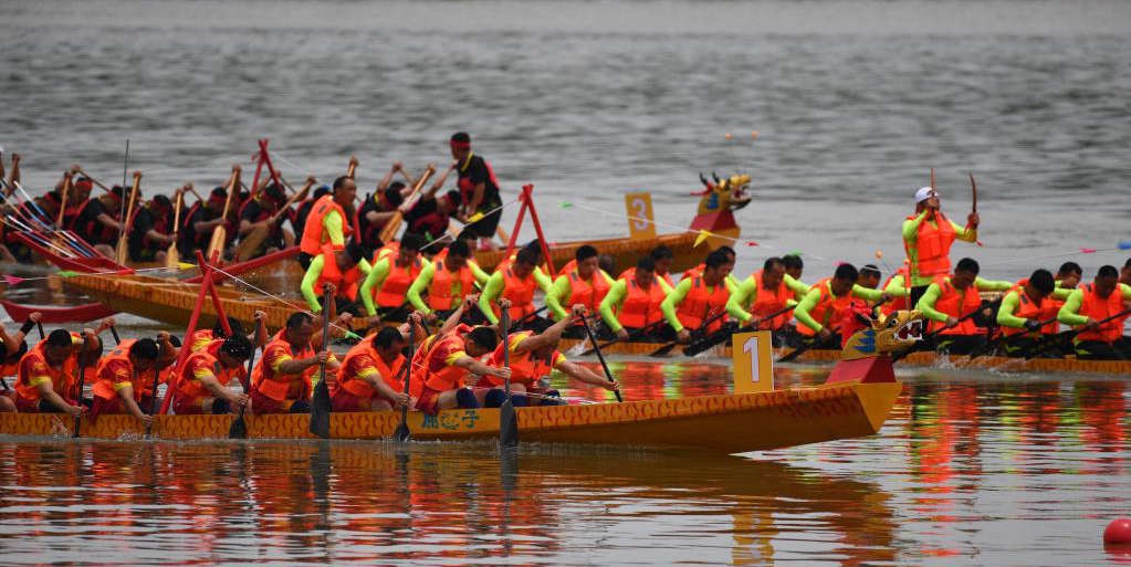 Moradores da província de Hunan celebram o Festival do Barco-Dragão com competição anual da embarcação chinesa
