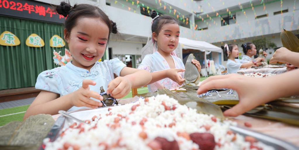 Chineses celebram o Festival do Barco-Dragão