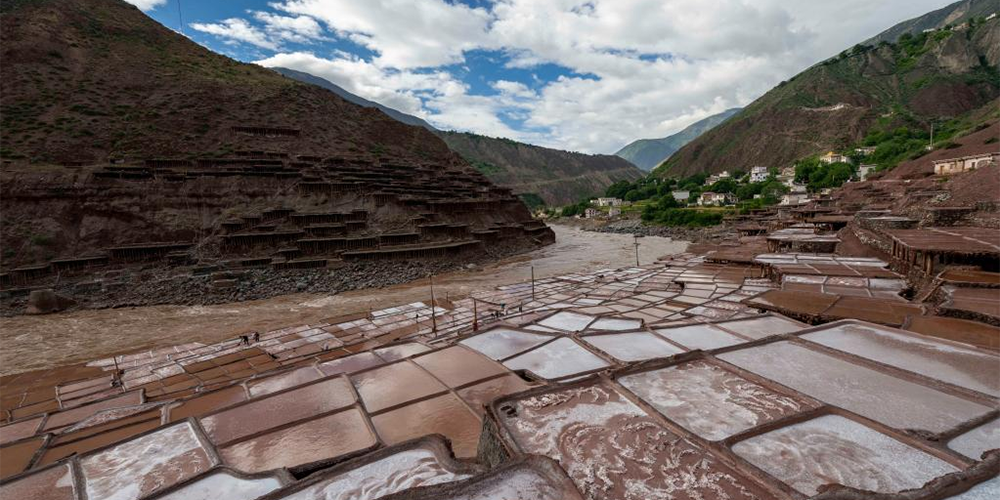 Alde&otilde;es trabalham em salinas localizadas no Tibet