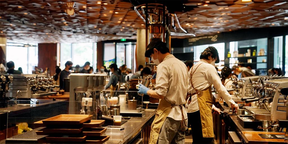 Rede Starbucks reabre quase 600 lojas em Shanghai