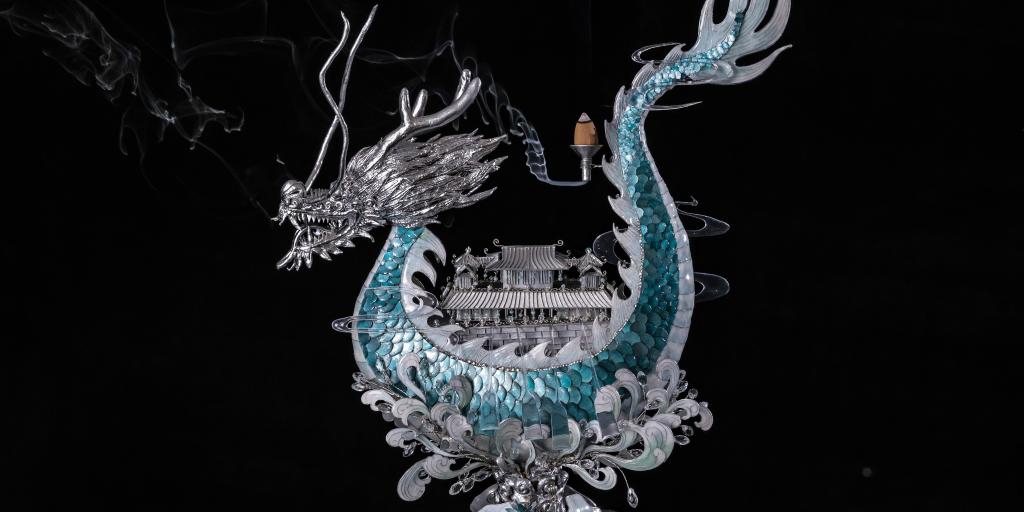Artesã faz decorações de barco-dragão com latas em Chengdu