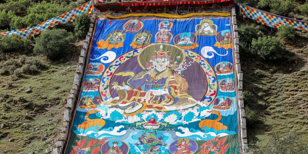 Monges e budistas participam do ritual anual de exibição de pintura thangka do Buda no Tibet, sudoeste da China