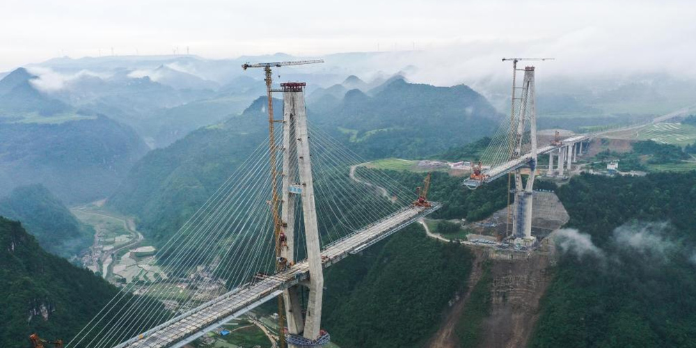 Seguem em andamento as obras da Grande Ponte Duohua em Guizhou, sudoeste da China