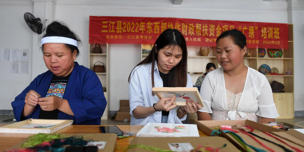 Sanjiang em Guangxi oferece cursos de treinamento de habilidades a moradores locais para impulsionar emprego