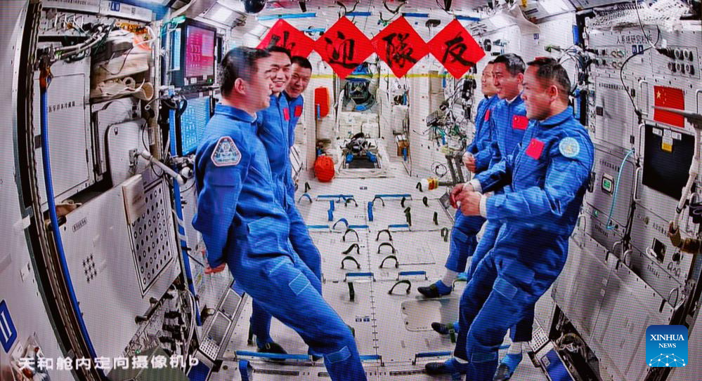 Astronautas da Shenzhou-21 entram na estação espacial
